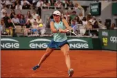  ?? CLIVE BRUNSKILL — GETTY IMAGES ?? Iga Swiatek of Poland plays a backhand against Coco Gauff of the United States during the women’s singles final match at the French Open at Roland Garros on Saturday in Paris.