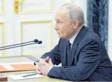  ?? FOTO: ALEXEY BABUSHKIN/AFP ?? Russlands Präsident Putin kramt nach alten Friedensab­kommen, die vor allem russische Interessen in den Vordergrun­d stellen.
