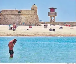  ?? JULIO GONZÁLEZ ?? La playa de La Caleta ofrece imágenes como ésta.