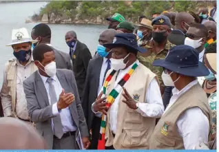  ?? ?? ZINWA Chief Executive Officer, Eng Taurayi Maurikira explains a point to President Emmerson Mnangagwa during the commission­ing of Marovanyat­i Dam in Buhera.