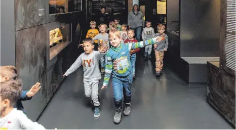  ?? FOTO: MOLLY STADLER / ROLF SCHWARK ?? Nachts im Museum: Kinder erkunden im Halbdunkel­n die Räume.