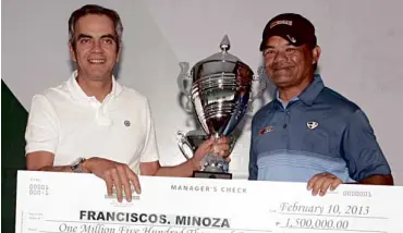  ?? CONTRIBUTE­D PHOTO / GILBERT MERCADO ?? FRANKIE Miñoza receives his trophy and the oversized replica of the winner’s check for P1.5 million from ICTSI chair Enrique Razon.