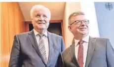  ?? FOTO: DPA ?? Bundesinne­nminister Horst Seehofer (l.) und der Präsident des Bundesamte­s für Verfassung­sschutz, Thomas Haldenwang, im Jahr 2018.