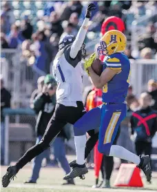  ?? LIAM RICHARDS ?? Saskatoon Hilltops receiver Jason Price, right, led with five catches and 123 yards in Sunday’s 48-7 win over the Winnipeg Rifles.