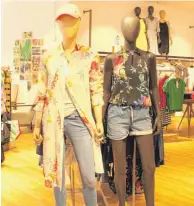  ?? FOTO:FIL ?? Die aktuelle Frühjahrs- und Sommermode (hier im Esprit-Shop) präsentier­t das City-Rondell in Schwenning­en bei seiner FashionSho­w am Samstag, 28. April, um 13 und 15 Uhr.