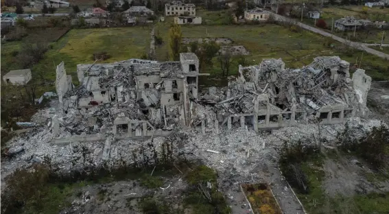  ?? ?? A destroyed school on the outskirts of a recently liberated village outskirts of Kherson, in southern Ukraine.