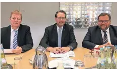  ?? FOTO: NN ?? Sozialdeze­rnent Thomas Visser, Ordnungsde­zernent Ulrich Zyprian und Oberbürger­meister Frank Meyer (v.l.) sprachen über Sicherheit in Krefeld.