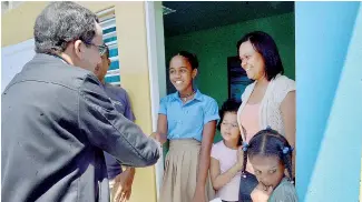  ?? F.E. ?? El ministro Andrés Navarro supervisó escuelas en Nagua.