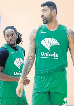  ?? UNICAJA B. FOTOPRESS ?? Perry y Lima, en la pista auxiliar del Carpena.