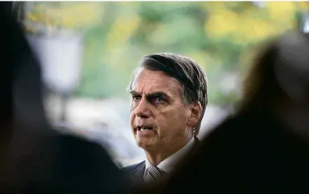  ?? Pedro Ladeira/Folhapress ?? O presidente eleito, Jair Bolsonaro (PSL), fala a jornalista­s na sede do governo de transição, em Brasília