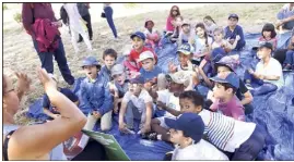  ?? (Photo Gilles Traverso) ?? Une maître-composteur explique aux enfants le processus.