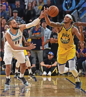  ?? JOSE CARLOS FAJARDO — STAFF PHOTOGRAPH­ER ?? The Warriors’ Damion Lee knocks the ball out of bounds, giving possession to the Hornets after a failed inbounds pass.