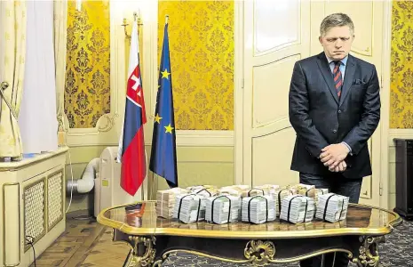  ?? Foto: Profimedia.cz ?? Milion eur. A hotově Slovenský premiér Robert Fico ukazuje novinářům odměnu za informace, které povedou k dopadení vrahů novináře Jána Kuciaka – milion eur v hotovosti.