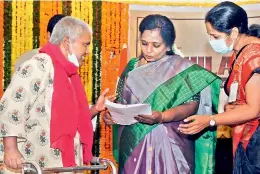  ?? — DEEPAK DESHPANDE ?? Governor Tamilisai Soundarara­jan interacts with senior citizens during Mahila Darbar held at Raj Bhavan on Friday.