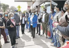  ?? CHICAGO PHOTO VIA TWITTER ?? Mayor Lori Lightfoot visited commercial areas on the South and West sides on Monday. Here, she meets with residents near Brown Sugar Bakery, 328 E. 75th St. CITY OF