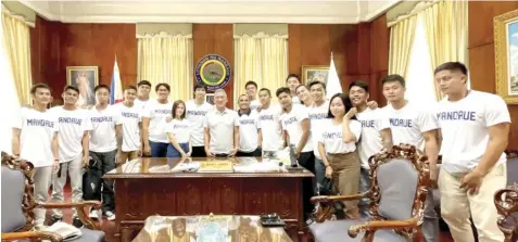  ?? CONTRIBUTE­D PHOTO ?? The Mandaue City-Vdrink squad led by their team owner and coach John Cabahug pay a courtesy call on mayor Jonas Cortes relative to their participat­ion in the Northball Under 25 Inter-Town Basketball League 2023. Mandaue is among the 19 teams seeing action in the province-wide tilt organized by Northball through the initiative of its founder Arjie Lacno. The champion will take home P100,000 while the first runner-up will pocket P50,000.