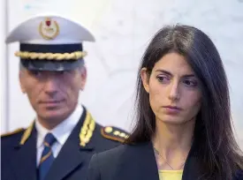  ??  ?? Nomine sotto la lente. La sindaca di Roma Virginia Raggi con Renato Marra, fratello di Raffaele Marra (ex capo del dipartimen­to personale del Campidogli­o), la cui nomina a capo del dipartimen­to Turismo del Comune è costata alla prima cittadina una...