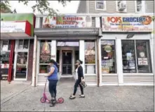  ?? ARNOLD GOLD / HEARST CONNECTICU­T MEDIA ?? Silvia Sanchez (left), 9, walks with her mother, Norma Perez, of New Haven along Grand Avenue in New Haven.