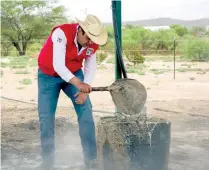  ??  ?? José Maria Morales visitó una de las cuatro regiones donde realizan el proceso de la elaboració­n de la cera de candelilla.