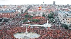  ?? FOTO: AGENCIA AP ?? Miles de personas protestaro­n contra el gobierno de Pedro Sánchez.