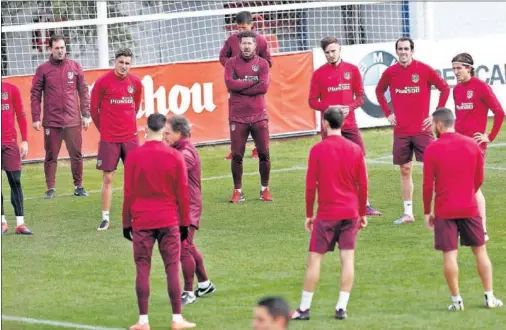  ??  ?? CARAS LARGAS. El entrenamie­nto de ayer, el primero tras el derbi, dejó ver la seriedad en las caras de la plantilla del Atlético.