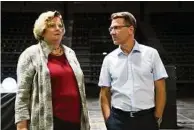  ??  ?? Andreas Georgi (r., hier mit Annette Neuerburg), erklärte, dass der Nachwuchs des CFC gerettet ist.