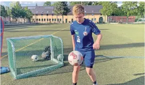  ?? FOTO: DPA ?? Die junge Fußballeri­n Pauli Deutsch trainiert fast jeden Tag bei Turbine Potsdam.