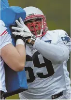  ?? STAFF PHOTOS BY NANCY LANE ?? TRY SOMETHING NEW: Patriots linebacker Dont’a Hightower (left) and offensive lineman Shaq Mason have made hot yoga a part of their conditioni­ng routine.