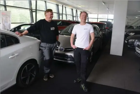  ?? FOTO: LARS ERIK LARSEN ?? Brødrene Endre og Rune Høiland (til høyre) selger bruktbiler i hvert sitt firma. Lillebror Rune er størst.