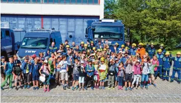  ?? Foto: André Steuck ?? 60 Kinder nahmen beim Ferienprog­ramm des Technische­n Hilfswerks Landsberg teil und hatten dabei viel Spaß. Unter anderem durften sie sich von einer Brücke abseilen und mit Kanus auf dem Ammersee fahren.