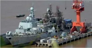  ??  ?? Les quatre destroyers de classe Sovremenyy vont être modernisés, notamment avec l’installati­on de tubes de lancement verticaux et d’un lanceur FL-3000N. (© Chinese internet)