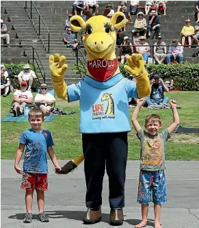  ?? JOHN BISSET/STUFF JOHN BISSET/STUFF ?? Harold the Giraffe has two friends at the concert, Cole, 6, and Harley, 5, Oliver.