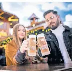  ?? FOTO: A. ORTHEN ?? Verkostung von Rosé-Glühwein auf dem Weihnachts­markt.