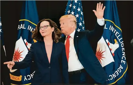  ?? FOTO PROFIMEDIA ?? Šéfka CIA Gina Haspelová po boku amerického prezidenta Donalda Trumpa během svého slavnostní­ho jmenování do čela tajné služby