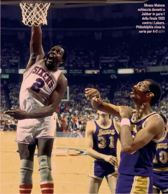  ?? GETTY ?? Moses Malone schiaccia davanti a Jabbar in gara-1 della finale 1983 contro i Lakers. Philadelph­ia vinse la
serie per 4-0