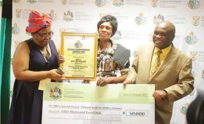  ??  ?? Lindiwe Zulu (centre) was overall winner at the Female Entreprene­ur Awards. The awards were hosted by the KZN Department of Agricultur­e and Rural Developmen­t.