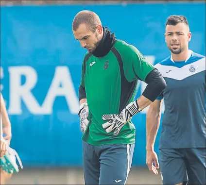  ??  ?? Pau López medita su futuro El portero acaba contrato el próximo 30 de junio y en enero puede negociar con cualquier club FOTO: PERE PUNTÍ