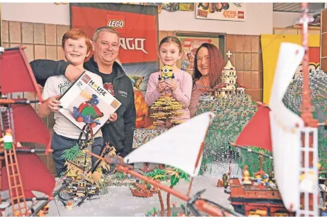  ?? FOTO: JÖRG KNAPPE ?? Kristina Hahn spürt für Lego-sammler fehlende Teile auf. Ehemann Marc sowie die Kinder Elias und Miriam bauen lieber.