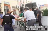  ??  ?? Policia duke transportu­ar një nga të plagosurit në spital