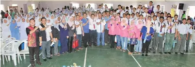 ??  ?? JAFRY (tengah) bersama Urusetia Program dan peserta Eksplorasi Pendidikan Pan Borneo 2017 di Kinabatang­an.
