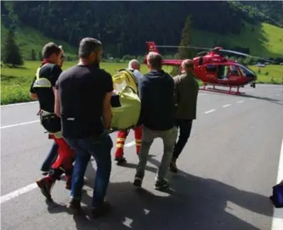  ?? FOTO RR ?? De hulpdienst­en brengen Dave weg naar het ziekenhuis met de helikopter na het ongeval. “In die week was ik de al vijfde die ze met de helikopter moesten komen halen. Drie van de andere vier waren dood.