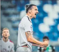  ?? FOTO: AP ?? Ibrahimovi­c celebra uno de sus goles ante el Sassuolo