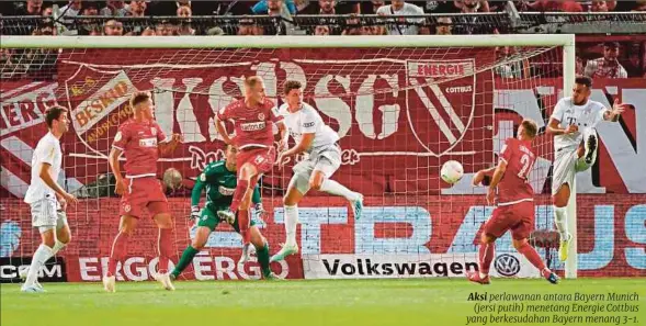  ??  ?? Aksi perlawanan antara Bayern Munich (jersi putih) menetang Energie Cottbus yang berkesudah­an Bayern menang 3-1.