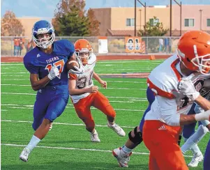  ?? ANTHONY JACKSON/FOR THE JOURNAL ?? Los Lunas running back Derek Chavez (17), here running for yardage during a quarterfin­al victory over Artesia, likely will play a key role in Saturday’s semifinal against Goddard.