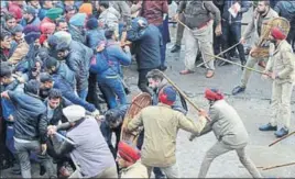  ?? BHARAT BHUSHAN/HT ?? Cops using batons to stop protesting teachers near chief minister Capt Amarinder Singh’s residence in Patiala on Sunday and (below) a protester injured in the police action.