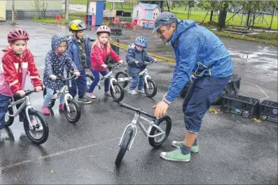  ?? Pictures: Paul Amos FM3484466 ?? Stewart Vanns shows the youngsters how to control their bikes at the Ashford Ray Allen Centre’s Cycle Circle tach event