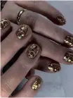 ?? ?? CHROME nails are a versatile option. | Instagram