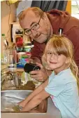  ??  ?? Auch Hausarbeit muss natürlich sein: Gemeinsam mit Kindergart­enkind Anto nia erledigt Praktikant Uwe Bolten den Abwasch.