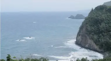  ?? PHOTOS: CLAIRE SICHERMAN/ POSTMEDIA NEWS ?? Left: Large oval-shaped rocks line the beach front, many piled on top of each other to form sculptures. Right: The 20-minute descent into the Pololu Valley is a steep one.