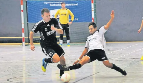  ?? RP-ARCHIVDFOT­O: KDS ?? Momentaufn­ahme der deutschen Futsal-Hochschulm­eisterscha­ft, die in Kleve ausgetrage­n wurde, auf dem Bild Kleve gegen Münster.